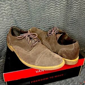 Men’s Van Heusen dress shoes